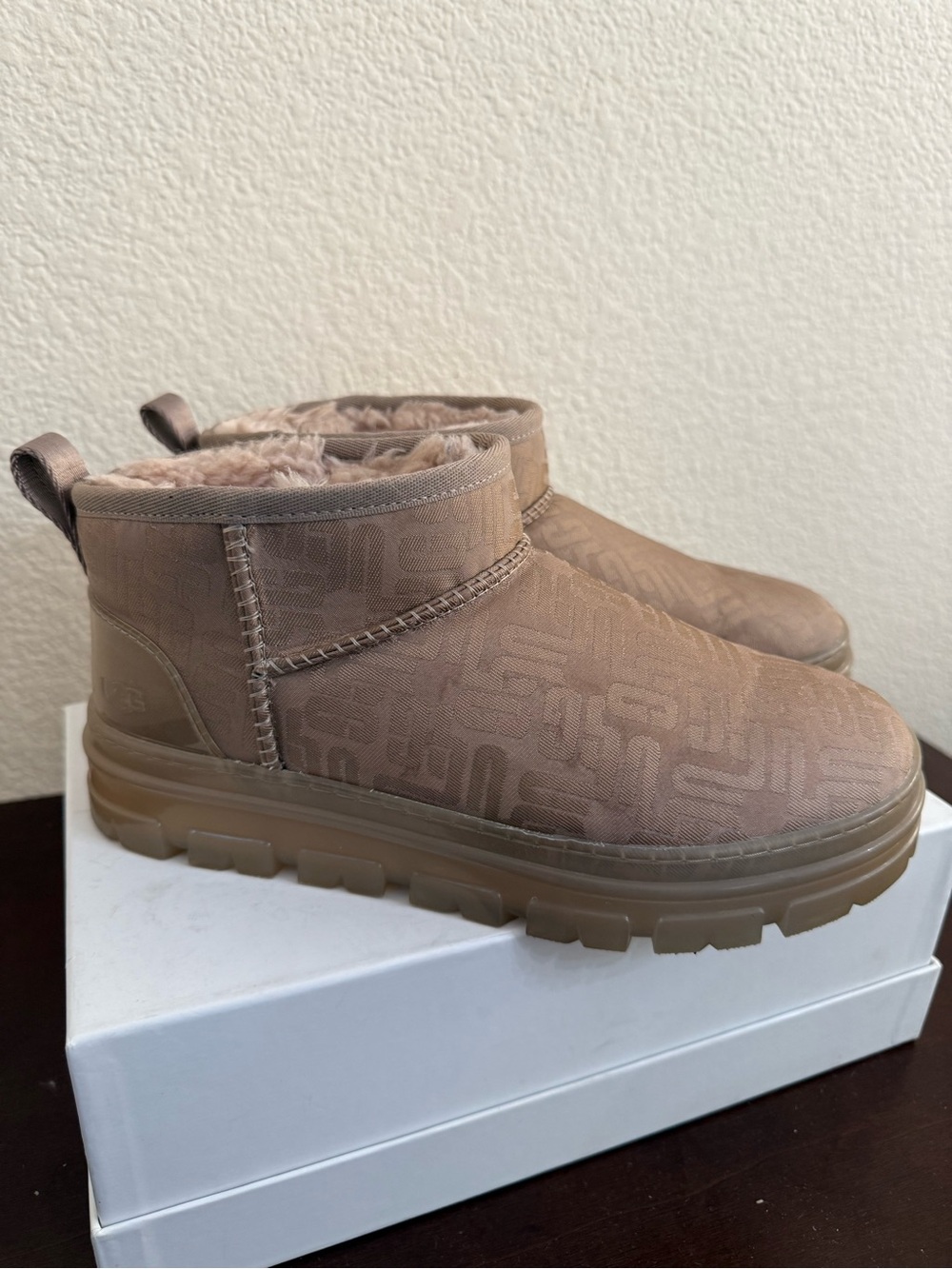 UGG Classic Ultra Mini Monogram Boots Tan Chestnut Faux Fur Lined Women’s Size 7 - Picture 2 of 12